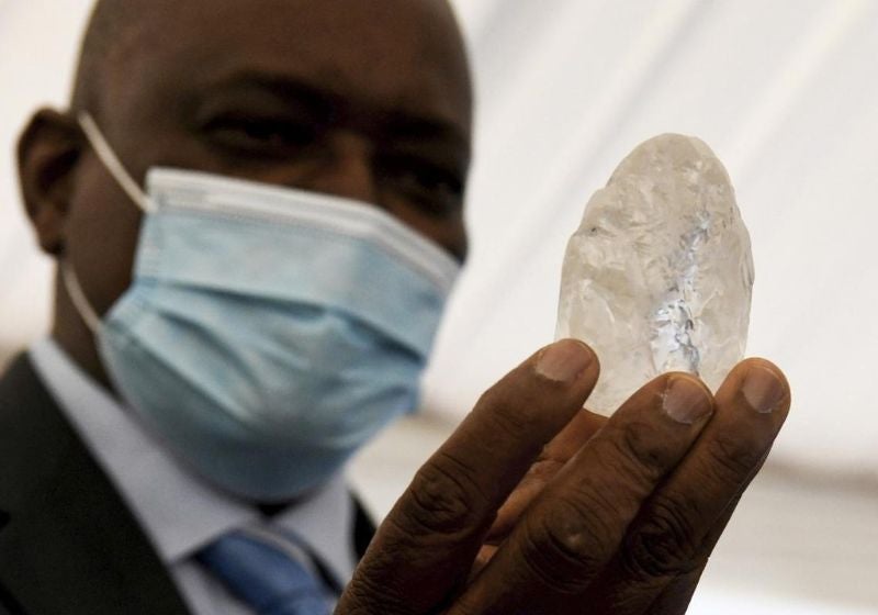 Maior diamante rosa puro da história é encontrado em Angola