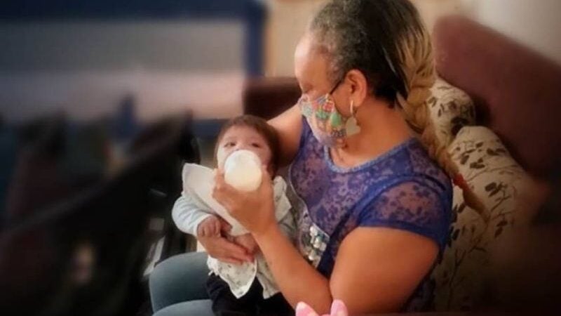 Enfermeira ganha R$ 21 mil após adotar bebê com deficiência abandonado em hospital