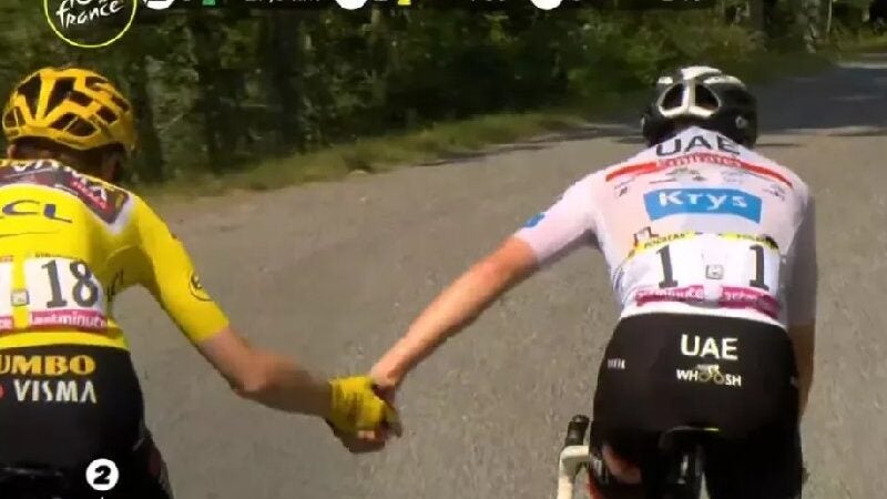 Fair play: ciclista ajuda rival que caiu no Tour de France e devolve posição. VÍDEO