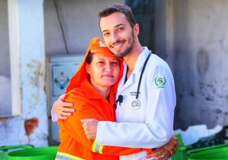 Enfermeiro faz homenagem a mãe gari nas fotos de formatura: “Orgulho”