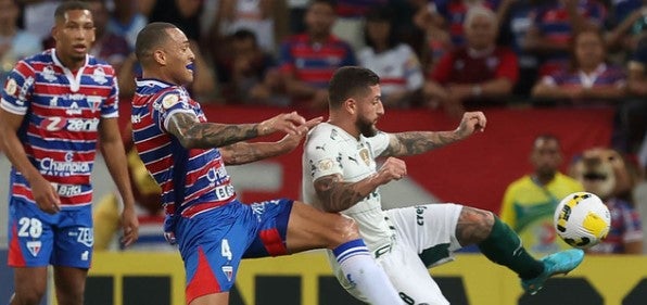 No duelo de opostos, Fortaleza e Palmeiras empatam sem gols na Arena Castelão pela 16ª rodada do Brasileirão