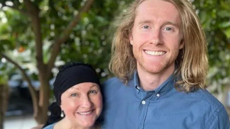 Homem deixa cabelo crescer por 2 anos e faz peruca para mãe com câncer
