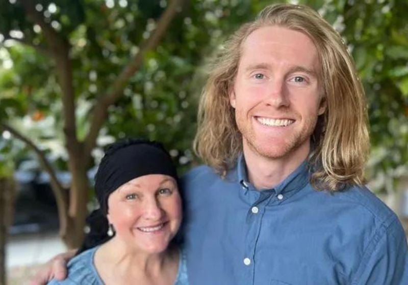Homem deixa cabelo crescer por 2 anos e faz peruca para mãe com câncer