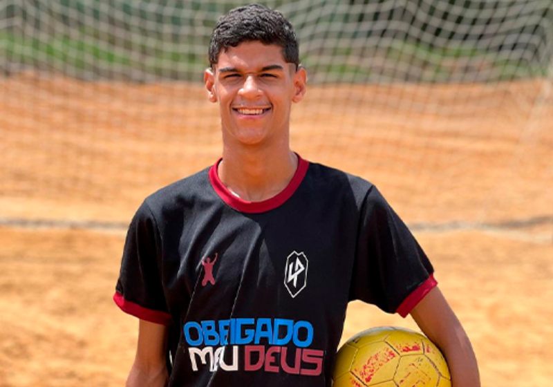 Luva de Pedreiro recebe chave de casa nova. ‘Melhor dia da minha vida’