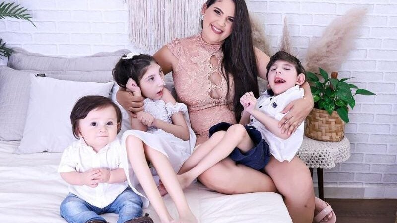 Mãe apaixonada mostra rotina de filhos com paralisia cerebral e comove internautas