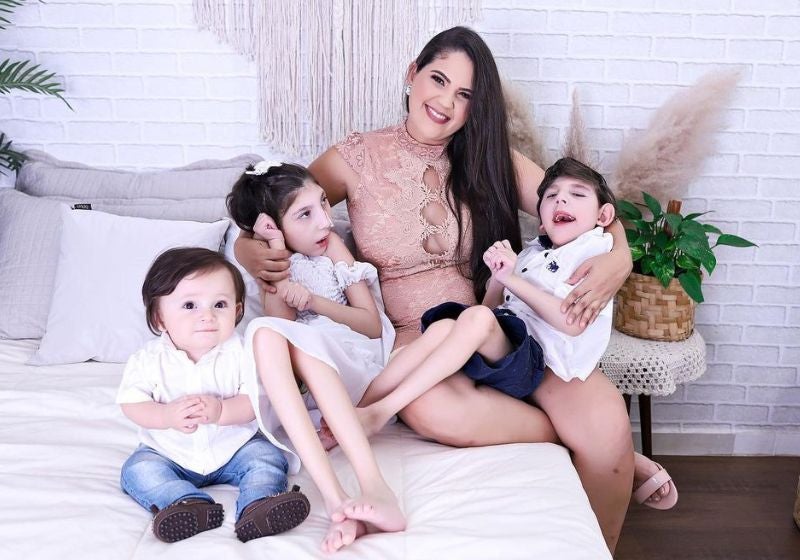 Mãe apaixonada mostra rotina de filhos com paralisia cerebral e comove internautas