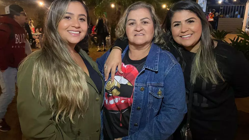 Mãe comemora cura da Leucemia e volta a show de rock com as filhas