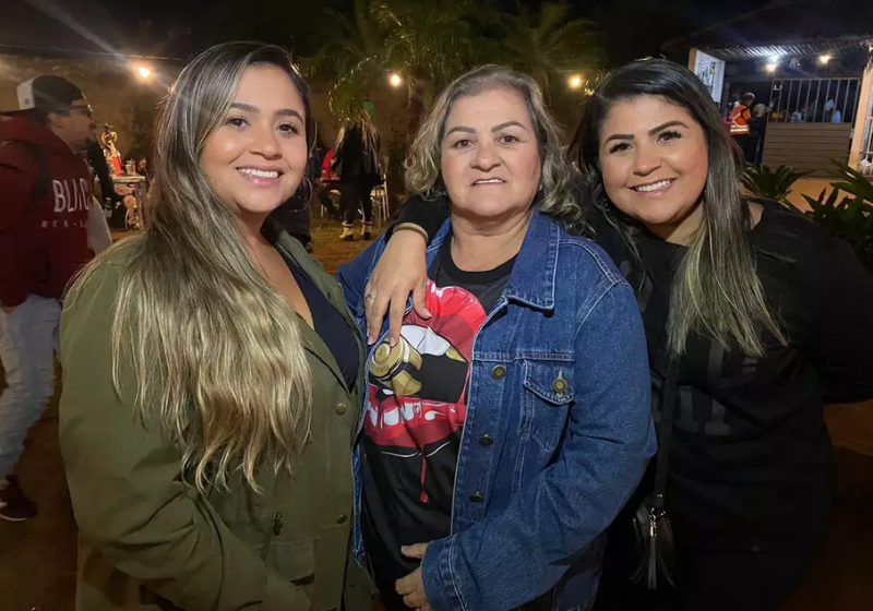 Mãe comemora cura da Leucemia e volta a show de rock com as filhas