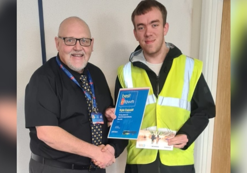 Motorista socorre mulher que fugia de abusador e muda rota de ônibus