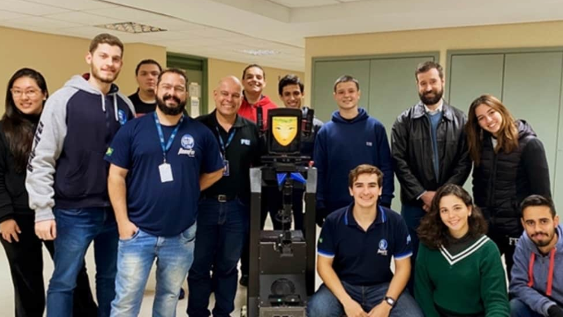 Alunos brasileiros criam robô-cuidador doméstico e vencem mundial de robótica