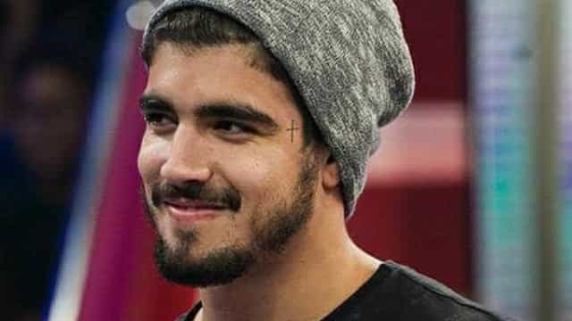 Ator Caio Castro testa carro da Fórmula 4 em Interlagos e elogia: ‘Bem diferente’