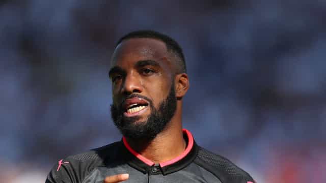 Lyon treina em mata na Holanda, Lacazette é atacado por vespas e vira desfalque