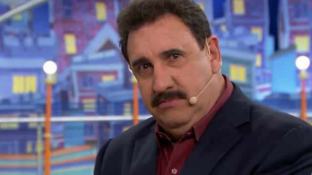 Ratinho dá R$ 100 mil a funcionário que acertou bola no ângulo no Gol Show