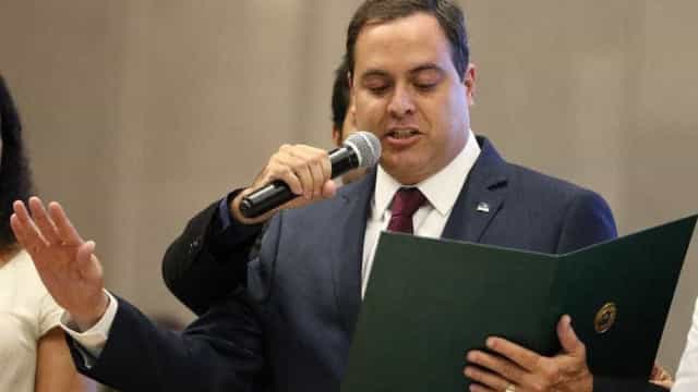 Governador do PE diz que o Estado cumprirá lei que limita ICMS sobre combustível