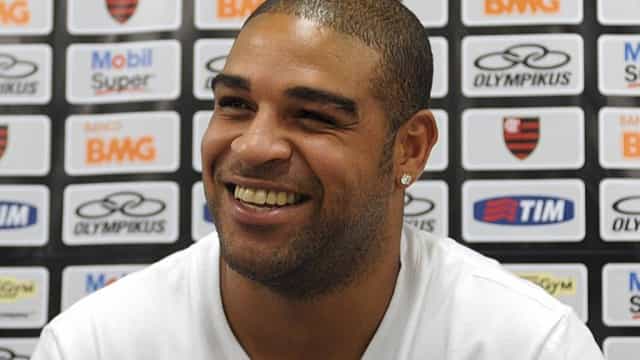 Adriano Imperador veta perguntas polêmicas em entrevista sobre série