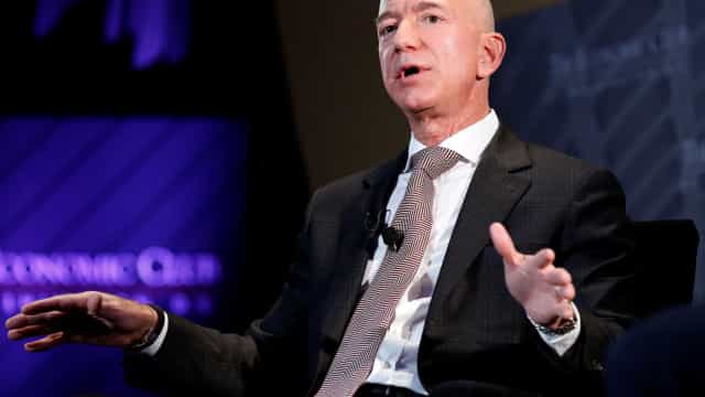Nos EUA, Bezos critica pedido de Biden para que postos de gasolina reduzam preços