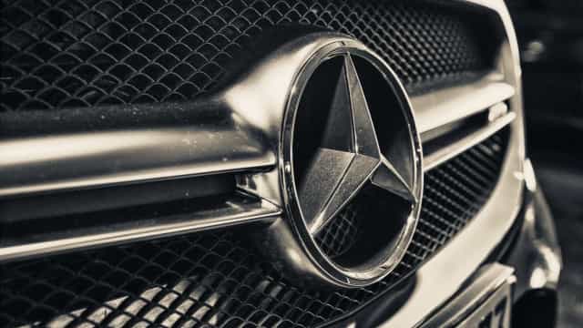 Mercedes-Benz reduz produção pela metade até a semana que vem por falta de peças
