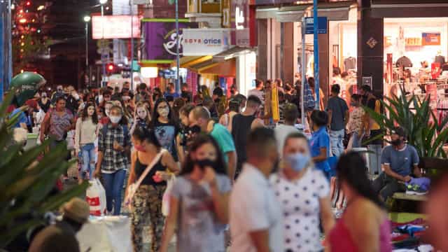 Comércio paulistano gera quase 5 mil empregos em maio, diz FecomercioSP