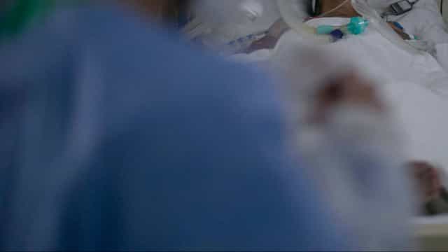 Mulher acorda de coma após dois anos e acusa irmão por agressão nos EUA