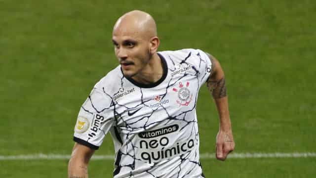 Fábio Santos celebra ‘noite mágica’, mas cobra mais opções no ataque corintiano