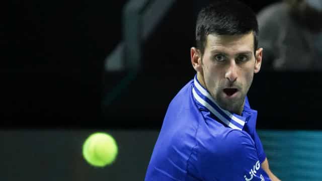 Djokovic perde os 2 sets iniciais para Sinner, mas vira e vai à semi em Wimbledon
