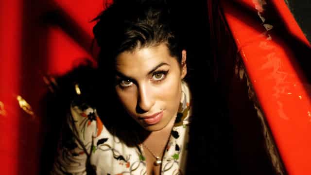 Amy Winehouse terá filme biográfico feito por diretor de ‘Cinquenta Tons de Cinza’