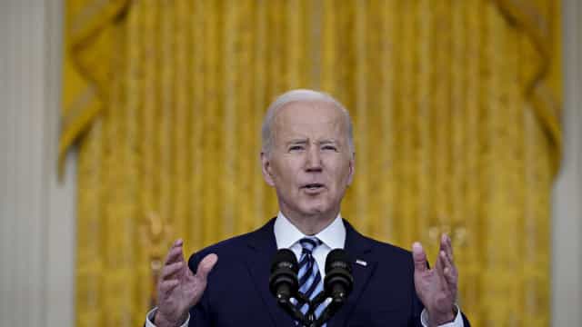 Biden sofre nova queda de aprovação e vê risco de derrota crescer em novembro
