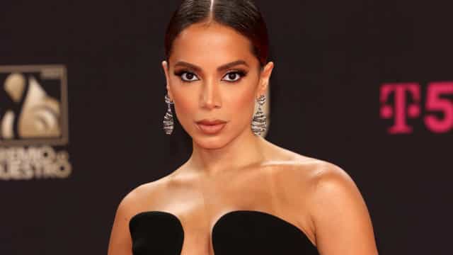 Anitta se declara ao namorado e revela foto romântica