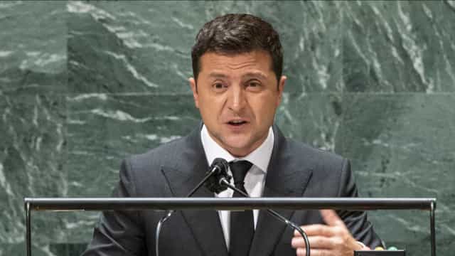 Zelenski diz ‘rezar’ para que saída de Johnson não diminua ajuda militar