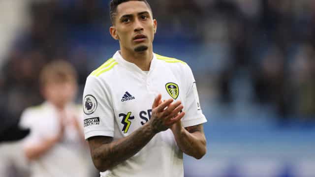 Barcelona faz oferta de R$ 314 mi ao Leeds por Raphinha, diz imprensa europeia