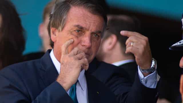‘Foi afastado o presidente da Caixa, tá respondido?’, diz Bolsonaro sobre assédio