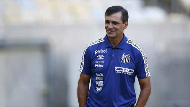 Sofrendo risco de nova queda, Bustos garante ter apoio do elenco do Santos
