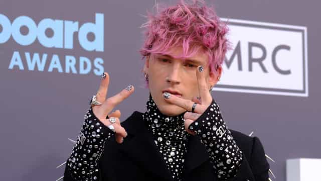 Machine Gun Kelly parte copo no rosto e fica repleto de sangue em palco