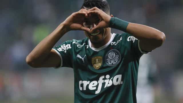 Rony passa Pelé na Libertadores e se guia no filho para enfim marcar de bicicleta