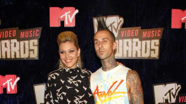 Ex-mulher de Travis Barker quebra silêncio após músico ser hospitalizado