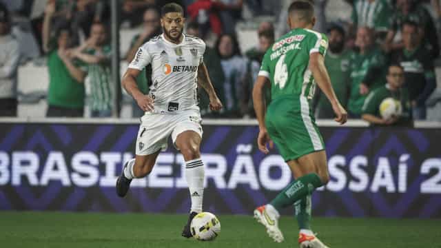 Hulk marca de pênalti, Atlético-MG supera o Juventude no Sul e vira vice-líder