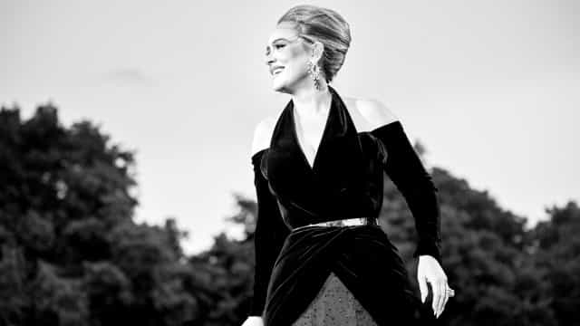 Namorado e ex-marido de Adele sentam lado a lado em show