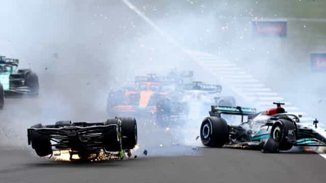 Zhou e Albon passam bem após acidente impressionante na largada em Silverstone