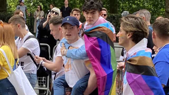 Atores de ‘Heartstopper’ provocam manifestantes homofóbicos em Londres