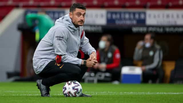 Torcedores invadem coletiva de apresentação e expulsam novo técnico na Europa