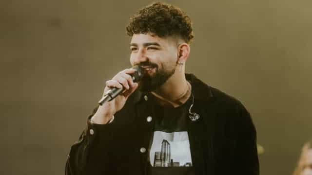 Dilsinho ganha festa surpresa com Jota Quest, Fátima Bernardes e Juliette