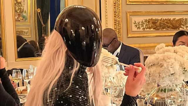 Kim Kardashian volta a ser destaque com visual estranho (com ‘capacete’)