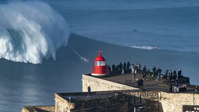 As ondas gigantes de Nazaré: onde os surfistas brasileiros dominam!