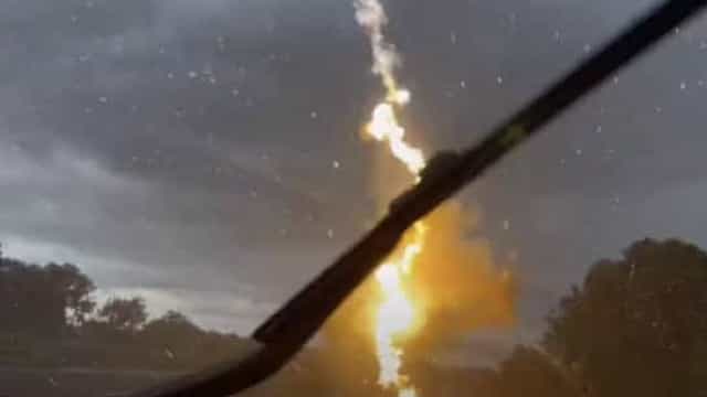 Mulher filma o exato momento em que um raio atinge o carro do marido