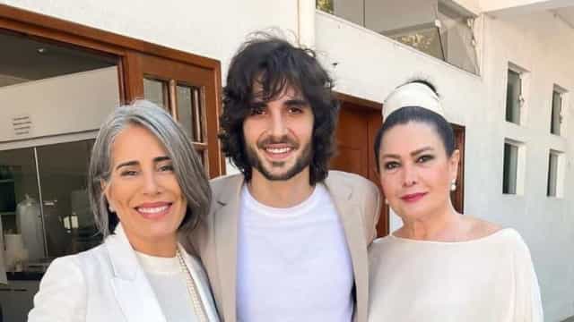 Fiuk posa com Glória Pires e Cristina Karthalian e brinca sobre ‘duas mães’