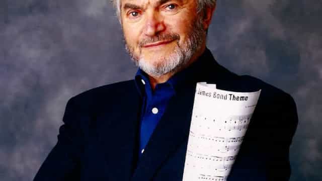 Morre Monty Norman, compositor da música de 007, aos 94 anos