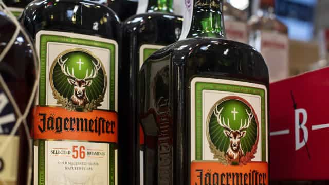 Homem morre após tomar garrafa de bebida alcoólica em 2 minutos em aposta