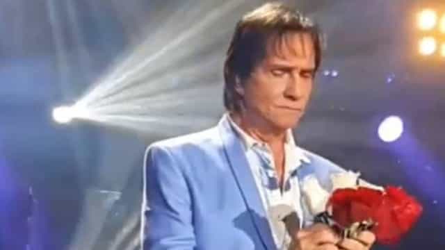Que animação é essa, Rei? Semblante de Roberto Carlos ao entregar flores viraliza