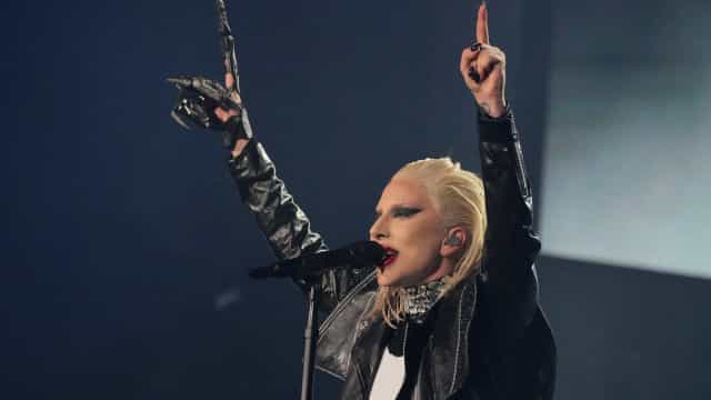 Lady Gaga estreia turnê ‘Chromatica Ball’ com elogio de Cher, hits e memes