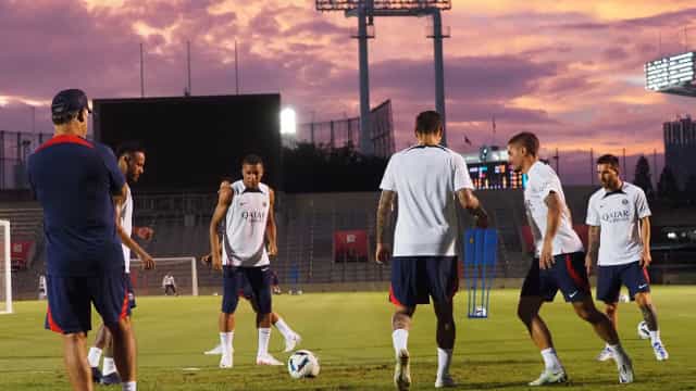 PSG treina com Neymar e Mbappé no ataque, Messi como meia e três zagueiros